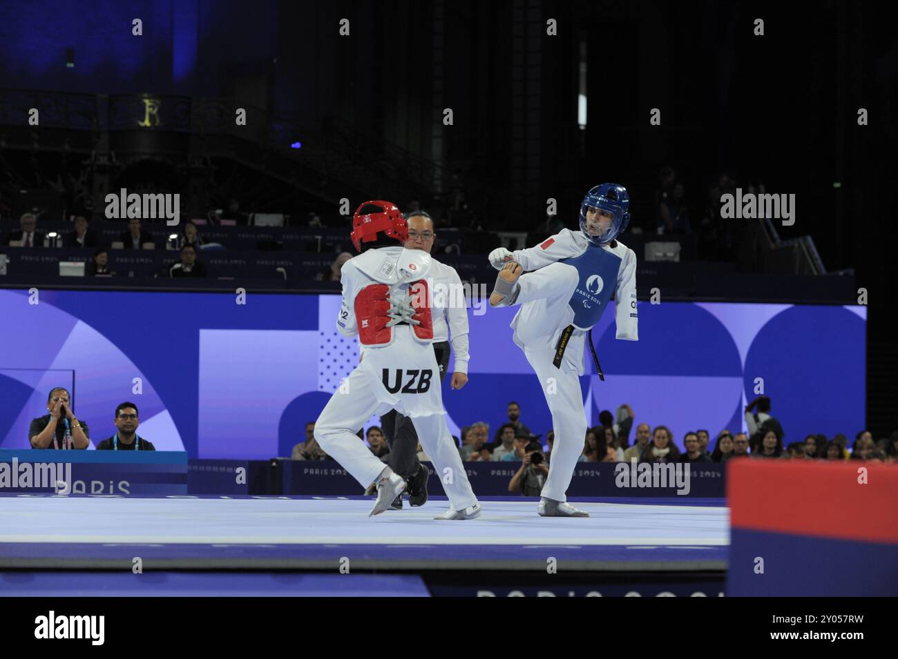 Ziyodakhon Isakova (UZB, Rosso) e Leonor Angelica Espinoza Carranza (PER, Blu) gareggiano nella gara femminile K44 -47kg Para Taekwondo il secondo giorno dei Giochi Paralimpici estivi di Parigi 2024 al Grand Palais di Parigi, Francia. Carranza ha vinto il match e si è assicurato una medaglia d'oro. Foto Stock