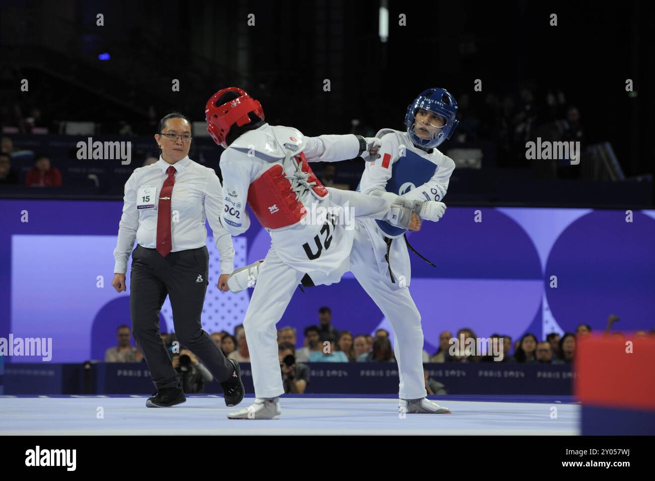 Ziyodakhon Isakova (UZB, Rosso) e Leonor Angelica Espinoza Carranza (PER, Blu) gareggiano nella gara femminile K44 -47kg Para Taekwondo il secondo giorno dei Giochi Paralimpici estivi di Parigi 2024 al Grand Palais di Parigi, Francia. Carranza ha vinto il match e si è assicurato una medaglia d'oro. Foto Stock