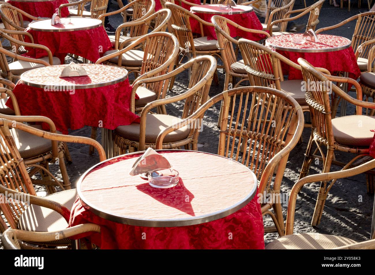 Italia, Golfo di Napoli. Isola di Capri. Mercato, caffetteria, tavoli coperti rossi, Capri, Campania, Italia, Europa Foto Stock