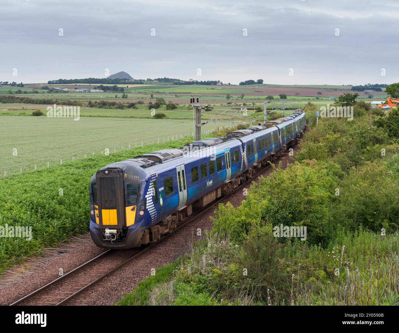 Treno elettrico a più unità ScotRail Siemens classe 385 sulla diramazione elettrificata a binario singolo di North Berwick a East Lothian, Scozia, Regno Unito Foto Stock