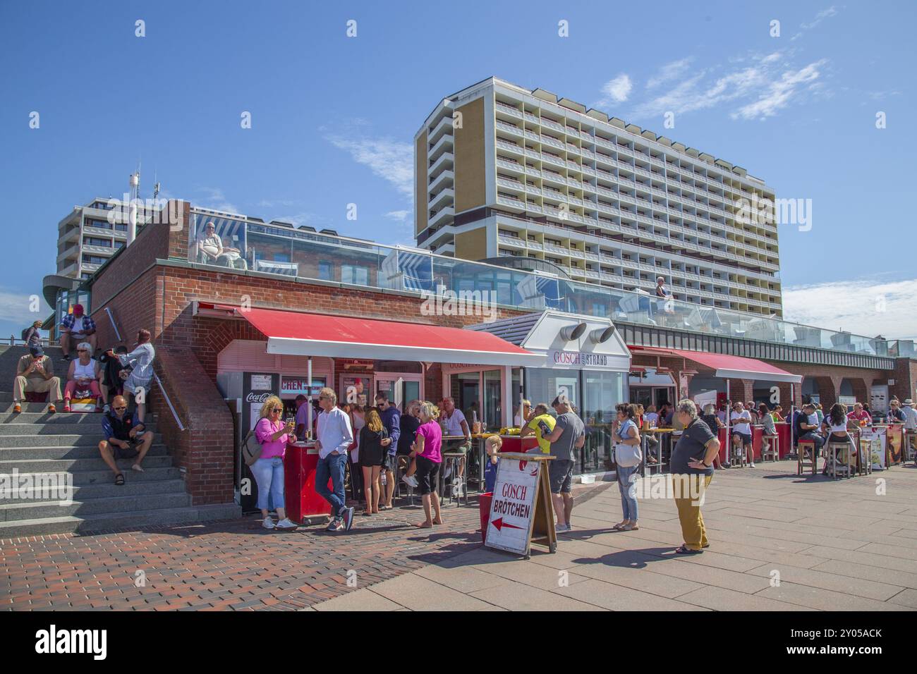 Gosch Broetchen, panini di pesce in piedi sul lungomare di Westerland, la torre Metropol sul retro Foto Stock