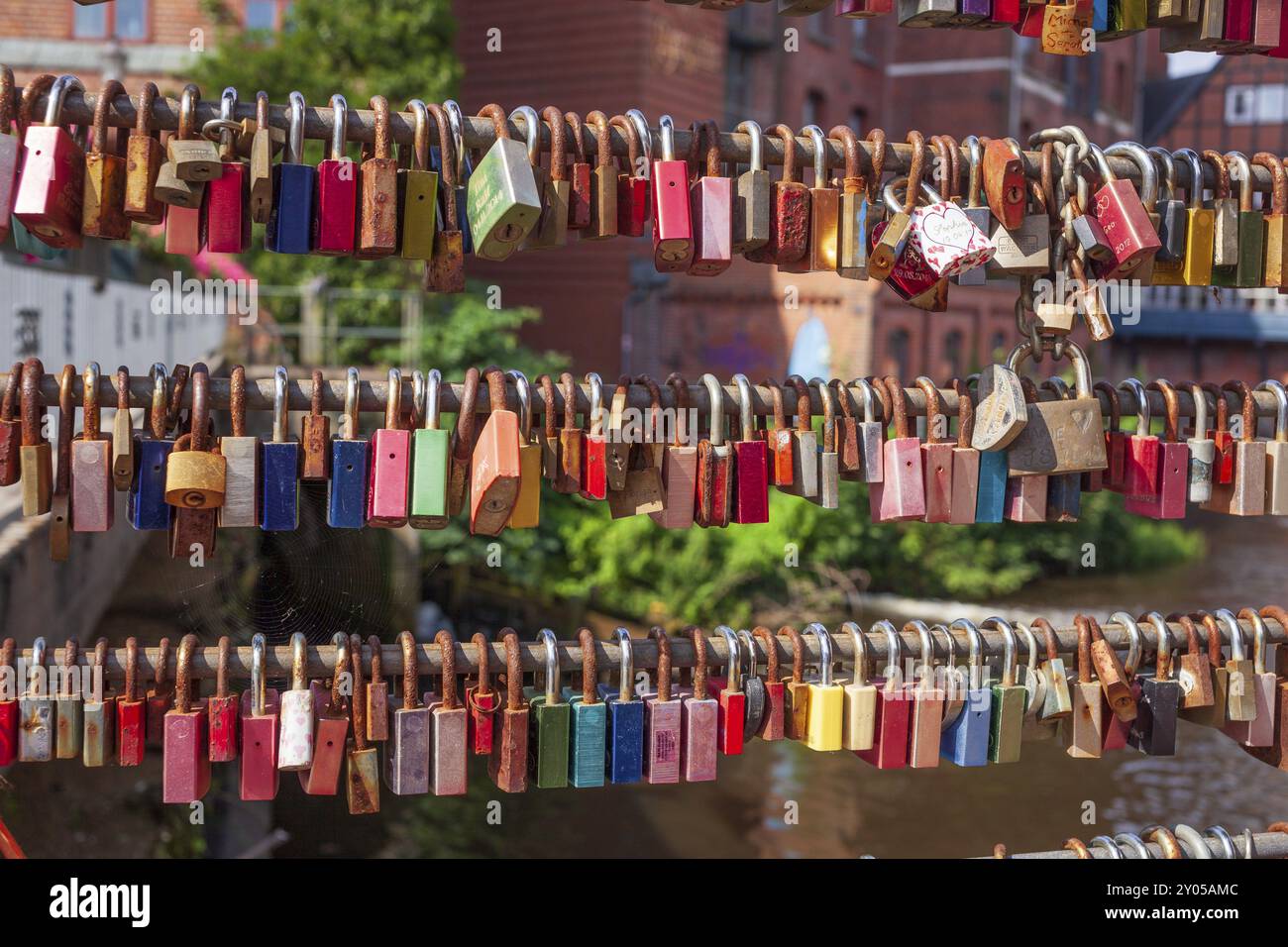 Lucchetti d'amore colorate sul Ponte di Brause, Lueneburg, bassa Sassonia, Germania, Europa Foto Stock