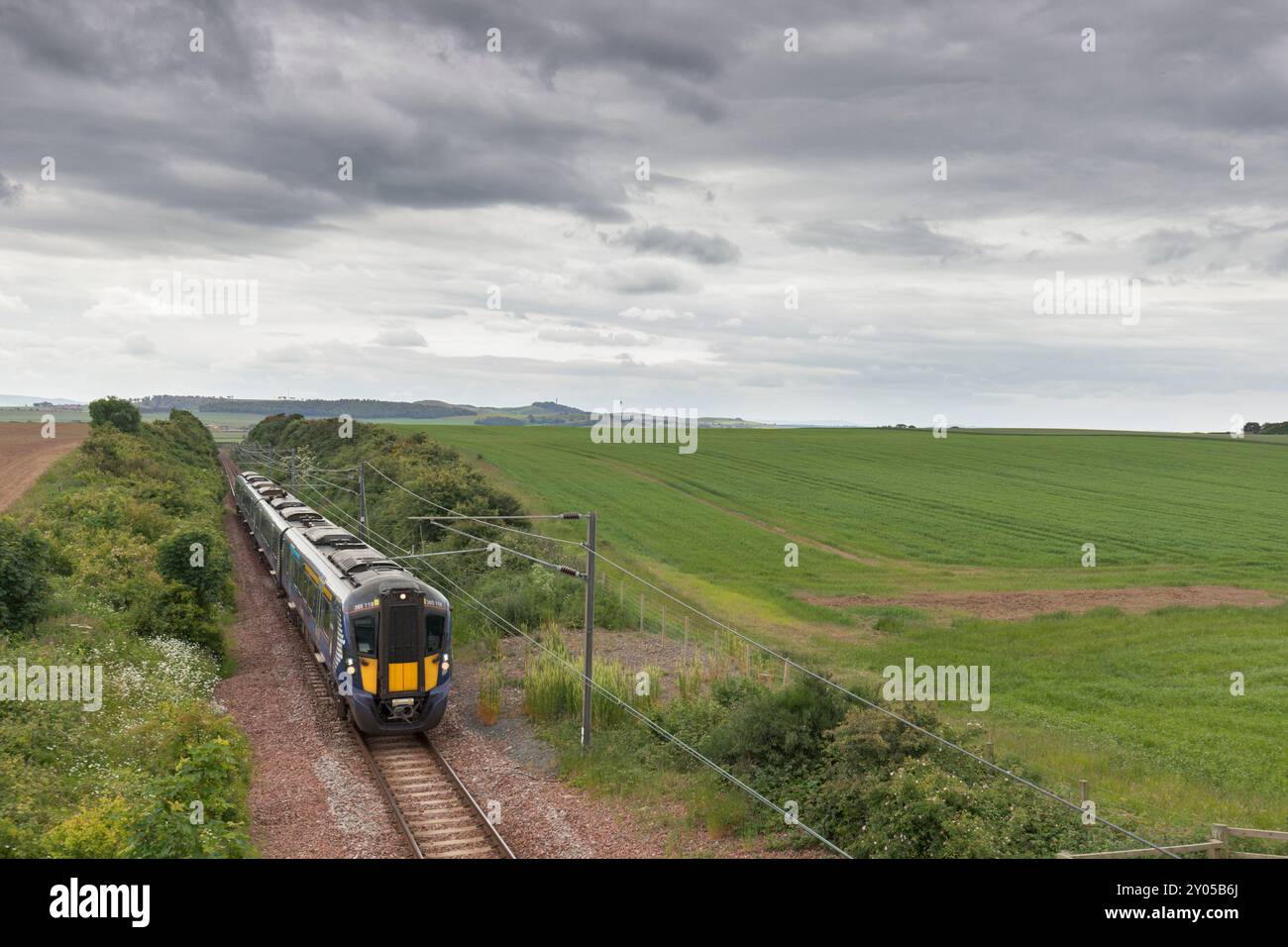 Treno elettrico a più unità ScotRail Siemens classe 385 sulla diramazione elettrificata a binario singolo di North Berwick a East Lothian, Scozia, Regno Unito Foto Stock