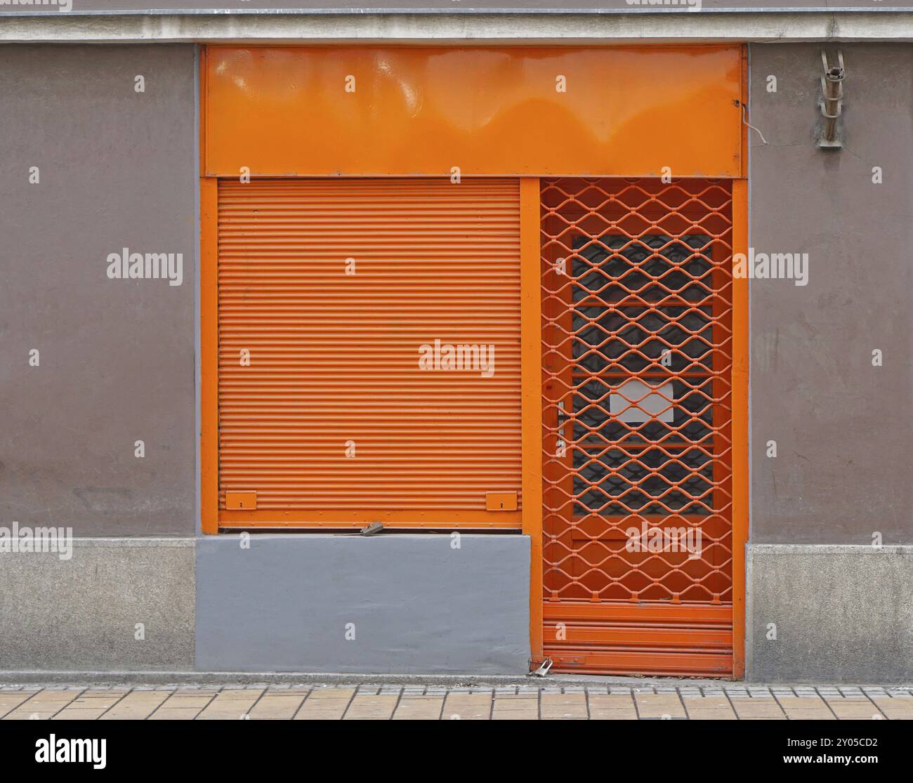 Orange tende a piccolo negozio chiuso Foto Stock