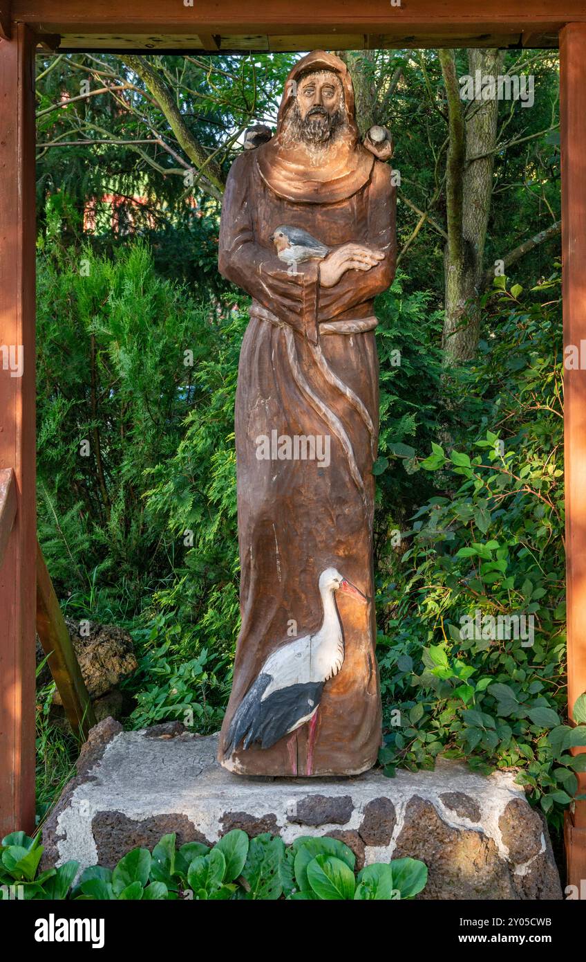 San Francesco d'Assisi, intaglio di Jerzy Zakowicz, a Ruda Milicka, riserva naturale degli stagni di Milicz, Parco paesaggistico della Valle di Barycz, bassa Slesia, Polonia Foto Stock