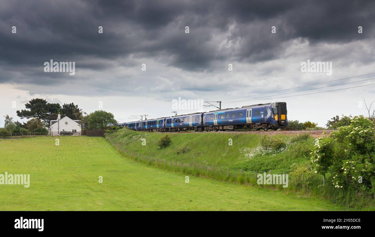 Treno elettrico a più unità ScotRail Siemens classe 385 sulla diramazione elettrificata a binario singolo di North Berwick a East Lothian, Scozia, Regno Unito Foto Stock