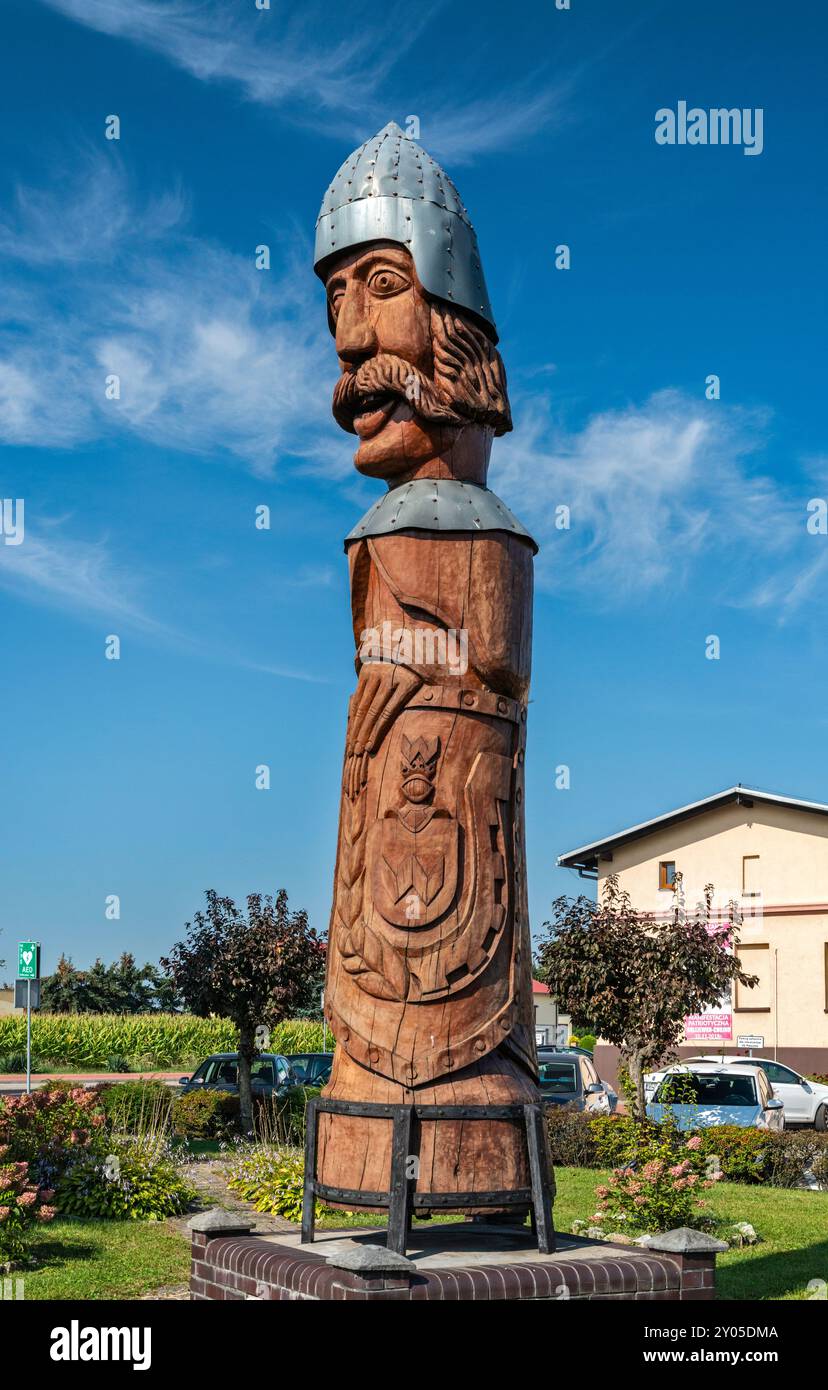 Statua del mitico cavaliere Pakosław della famiglia Awdańcy, che si dice abbia fondato la città di Pakosław, Kalisz Upland, Voivodato di Wielkopolska, Polonia Foto Stock