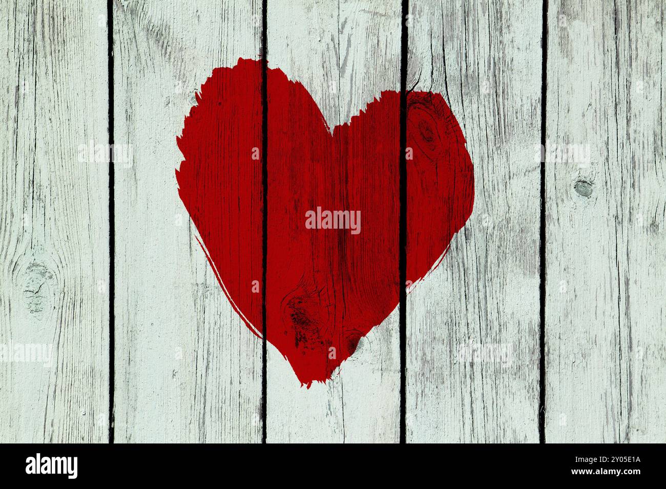 Disegnare il simbolo dell'amore su un vecchio muro di legno Foto Stock
