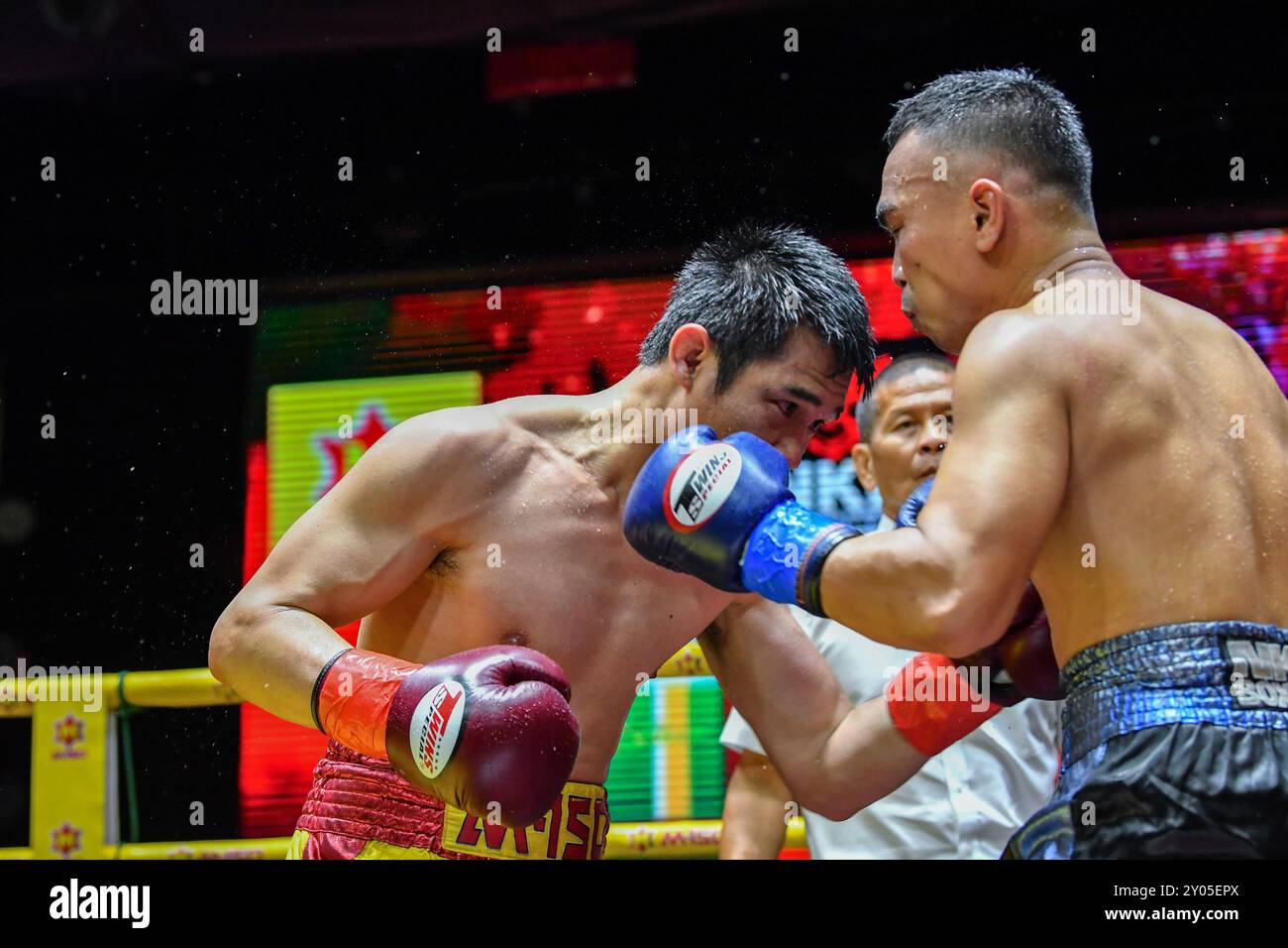 Bangkok, Thailandia. 30 agosto 2024. Srisaket Sor Rungvisai (L) e Wuttichai Yurachai (R) in azione durante il loro incontro. L'ex campione WBC e Ring Magazine Super Flyweight Srisaket Sor Rungvisai affronta l'ex campione amatoriale Wuttichai Yurachai al Suanlum Night Bazaar. Determinato a diventare tre volte campione del mondo, Rungvisai ha messo in mostra la sua abilità in questo attesissimo combattimento di rimonta, assicurandosi una vittoria unanime dopo sei round. (Foto di Wasim Mather/SOPA Images/Sipa USA) credito: SIPA USA/Alamy Live News Foto Stock