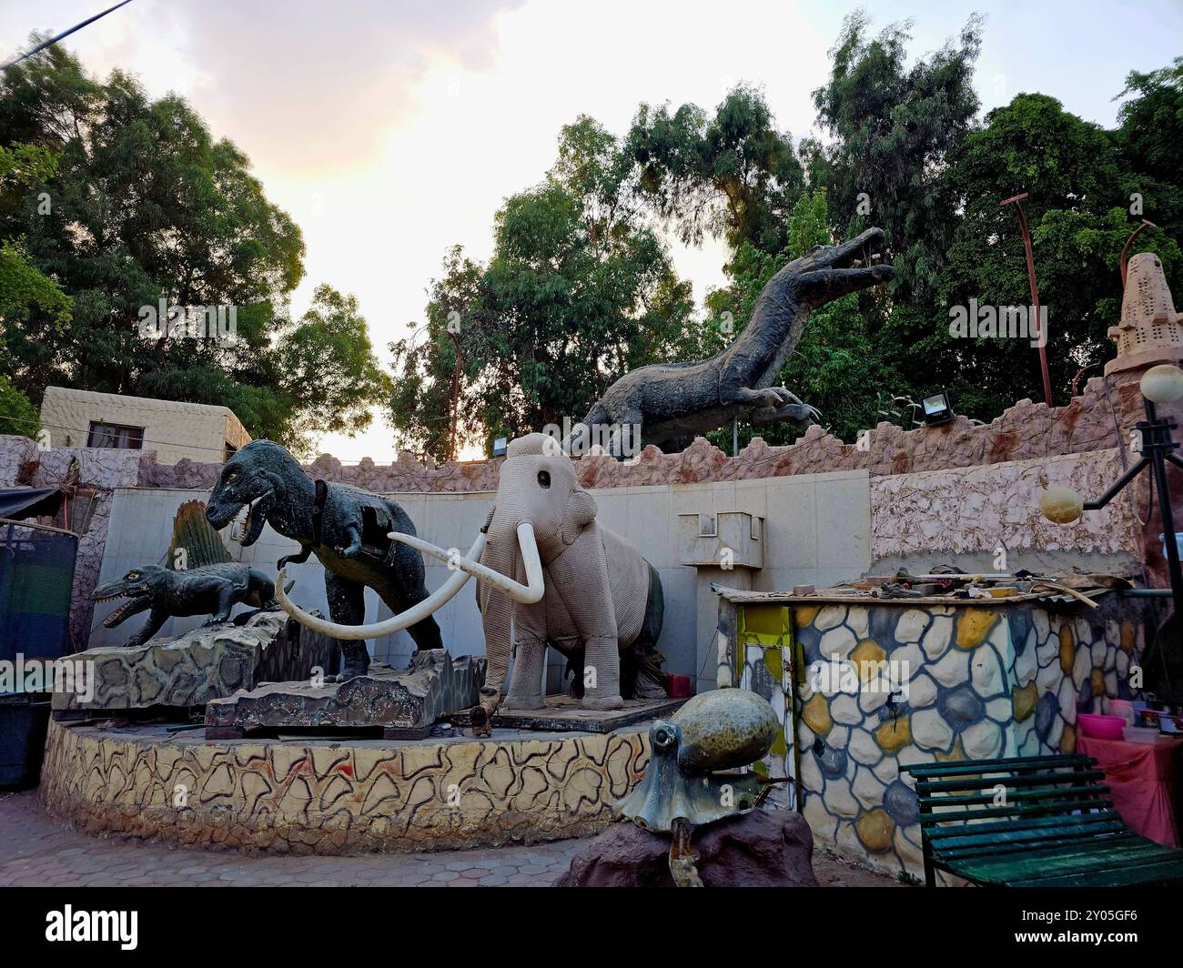 Cairo, Egitto, luglio 27 2024: Decorazioni nel giardino internazionale, un parco pubblico nella città di Nasr al Cairo, è chiamato internazionale perché ogni co Foto Stock