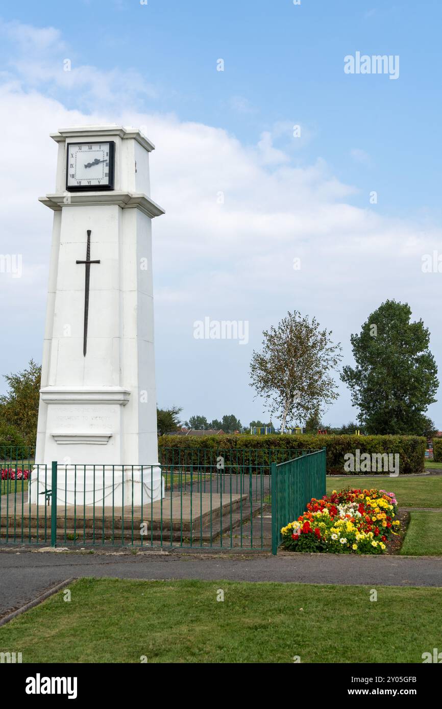 Horden, Contea di Durham, Regno Unito. Memorial Park in città con torre dell'orologio commemorativa della guerra. Foto Stock