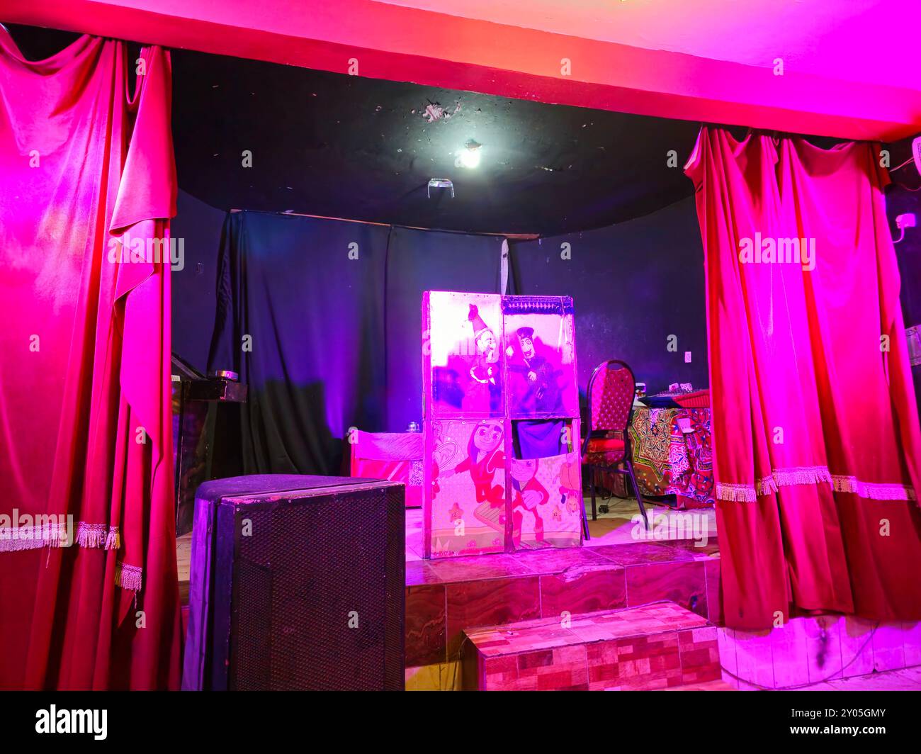 Cairo, Egitto, luglio 27 2024: Aragouz egiziano o burattino, con un piccolo palco portatile allestito, e la folla scoppiava in risate quando il burattino Foto Stock