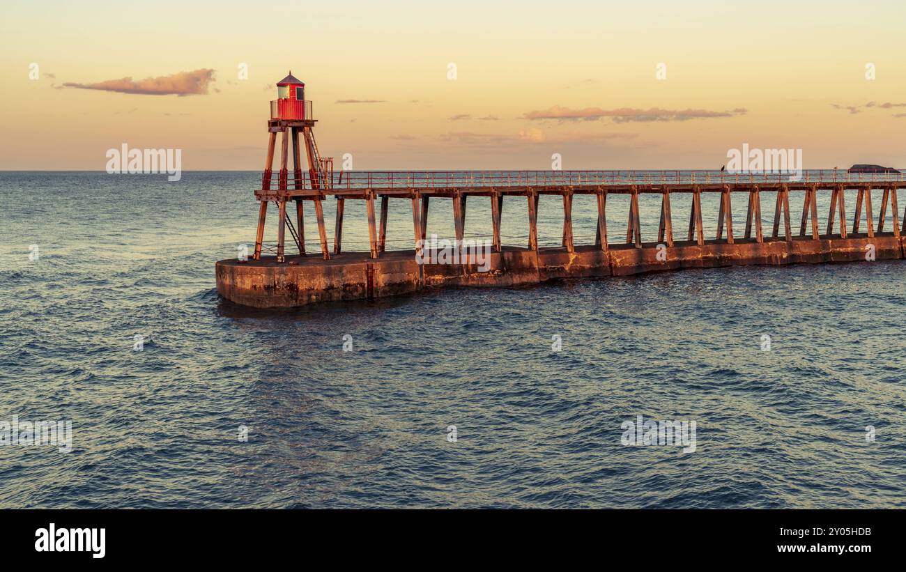 Whitby, North Yorkshire, Inghilterra, Regno Unito, East Pier, vista dal West Pier Foto Stock