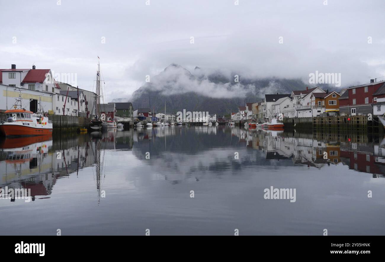 Da Wikipedia: Henningsvaer è un villaggio di pescatori nel comune norvegese di Vagan, situato su due piccole isole al largo dell'isola di Lofoten Foto Stock