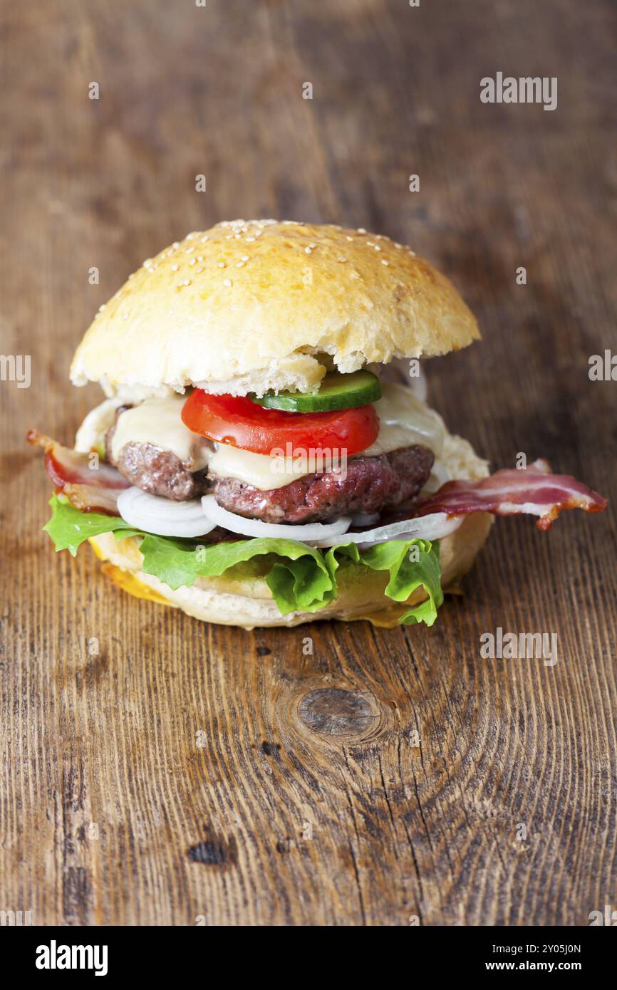 Hamburger fatti in casa su legno rustico Foto Stock