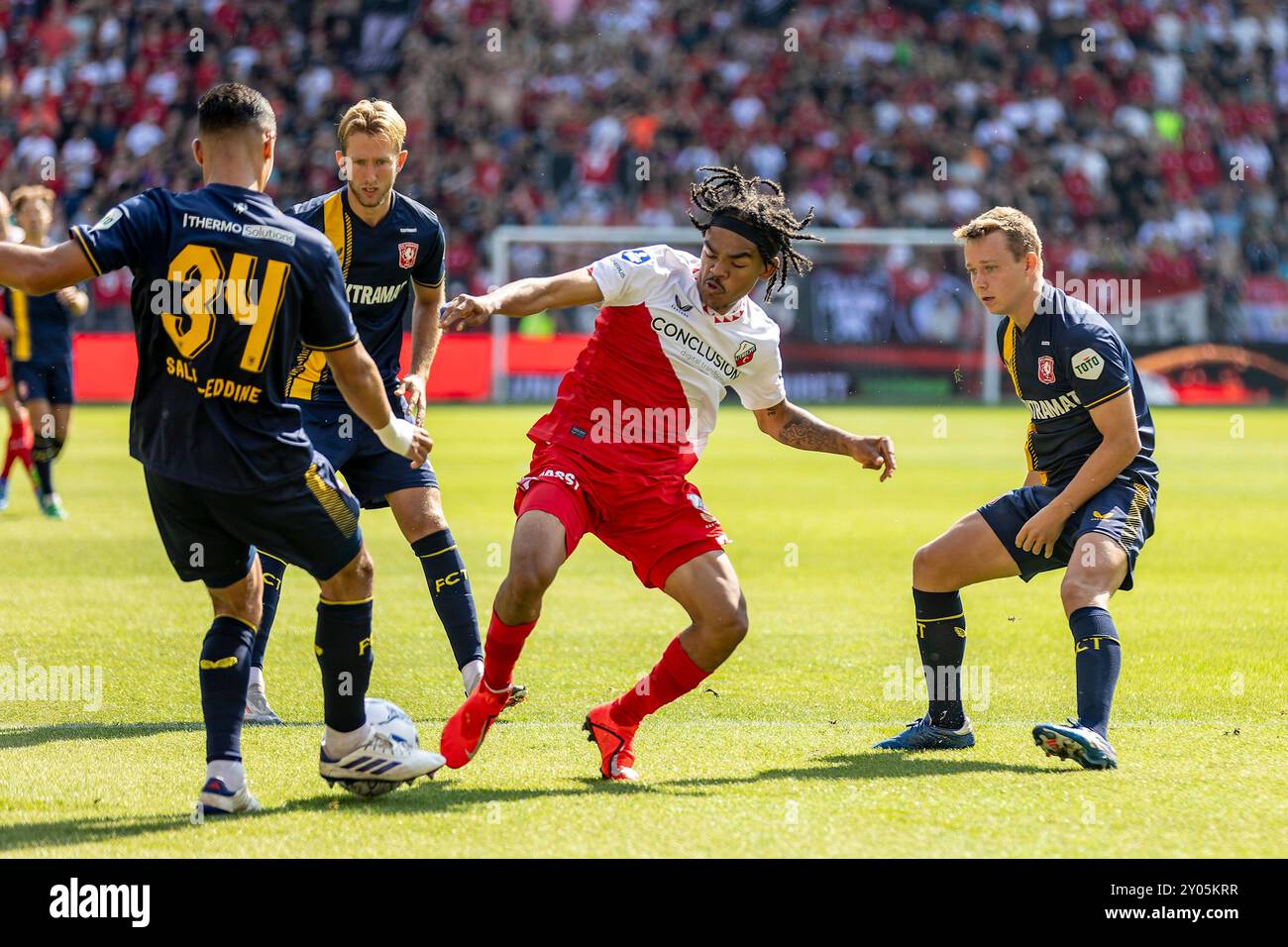 Utrecht, Paesi Bassi. 1 settembre 2024. UTRECHT, 01-09-2024, Stadion Galgenwaard, Stadio del FC Utrecht, stagione calcistica olandese Eredivisie 2023/2024. Utrecht - Twente. Il giocatore di Twente Anass Salah-Eddine (L) e il giocatore di Utrecht Alonzo Engwanda (C) e il giocatore di Twente Mathias Kjolo (R) durante la partita Utrecht - Twente. Crediti: Pro Shots/Alamy Live News Foto Stock