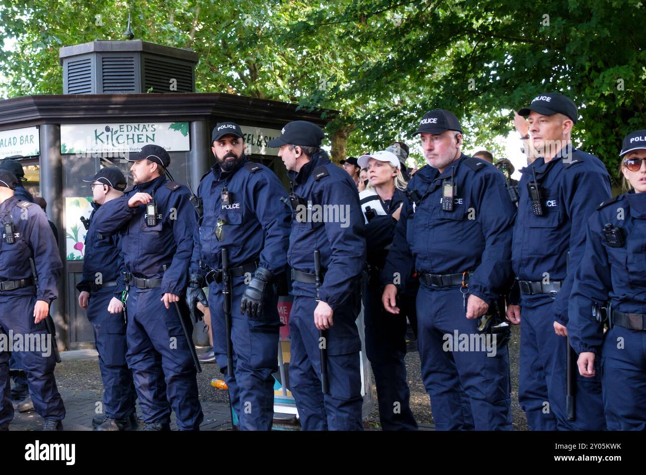 Conflitto tra EDL fermare le barche manifestanti e polizia. A Bristol è in corso una grande operazione di polizia, in quanto Stop the Boats e Refugees sono i benvenuti manifestanti che si incontrano nel centro di Bristol. Rivolte nel Regno Unito dell'estate 2024 Foto Stock