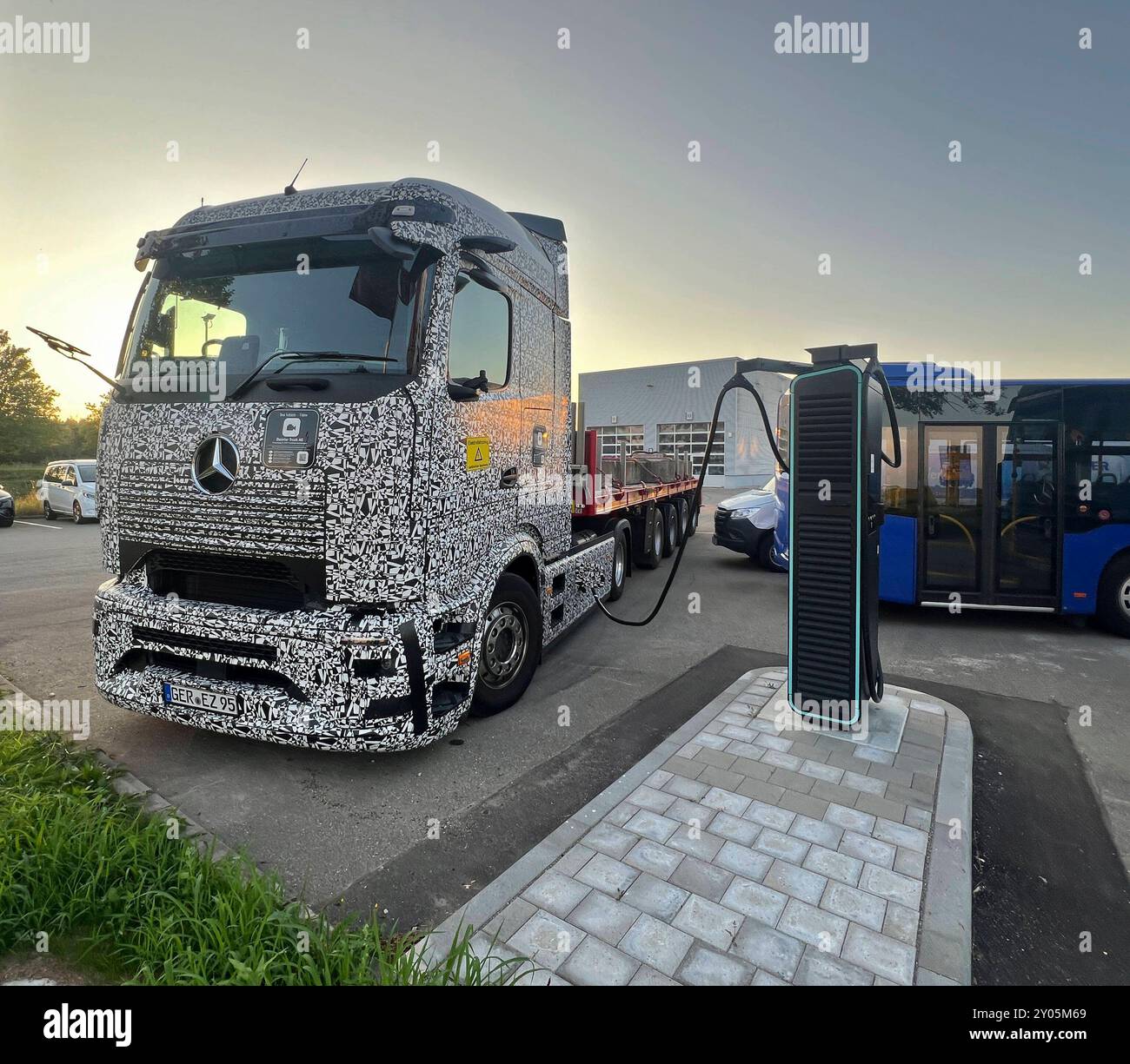01.09.2024, Mercedes Elektro-LKW-Testmodel lädt an einer Schnellladesäule bei einem Mercedes-Händler in Bad Wörishofen seinen Akku für eine Testfahrt mit Beton-Gewichten als Ladung auf. EActros 600 Daimler Benz 01.09.2024, 01.09.2024, *** 01 09 2024, il modello di prova di un carrello elettrico Mercedes carica la batteria presso una stazione di ricarica rapida presso un concessionario Mercedes a Bad Wörishofen per una prova su strada con pesi in cemento come carica su eActros 600 Daimler Benz 01 09 2024, 01 09 2024, Foto Stock