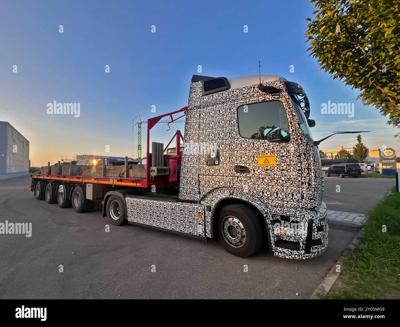 01.09.2024, Mercedes Elektro-LKW-Testmodel lädt an einer Schnellladesäule bei einem Mercedes-Händler in Bad Wörishofen seinen Akku für eine Testfahrt mit Beton-Gewichten auf dem Auflieger als Ladung auf. EActros 600 Daimler Benz 01.09.2024, 01.09.2024, *** 01 09 2024, il modello di prova per autocarri elettrici Mercedes carica la batteria presso una stazione di ricarica rapida presso un concessionario Mercedes a Bad Wörishofen per una prova su strada con pesi di cemento sul rimorchio come carica su eActros 600 Daimler Benz 01 09 2024, 01 09 2024, Foto Stock