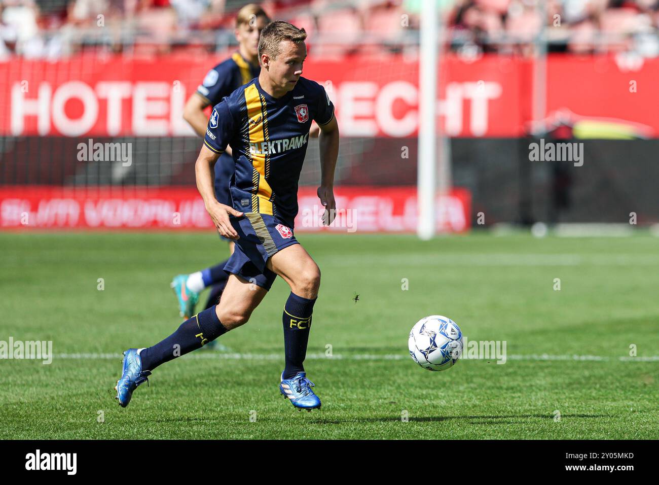 UTRECHT, PAESI BASSI - 1 SETTEMBRE: Mathias Kjolo del FC Twente dribbles durante la partita olandese Eredivisie tra FC Utrecht e FC Twente allo Stadion Galgenwaard il 1° settembre 2024 a Utrecht, Paesi Bassi. (Foto di Ben Gal/Orange Pictures) Foto Stock