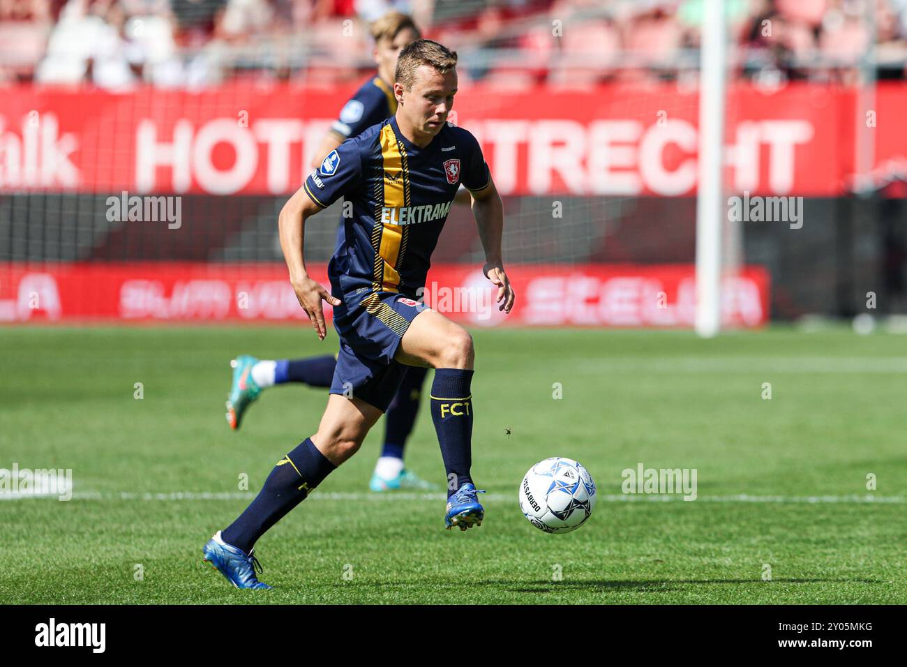 UTRECHT, PAESI BASSI - 1 SETTEMBRE: Mathias Kjolo del FC Twente dribbles durante la partita olandese Eredivisie tra FC Utrecht e FC Twente allo Stadion Galgenwaard il 1° settembre 2024 a Utrecht, Paesi Bassi. (Foto di Ben Gal/Orange Pictures) Foto Stock