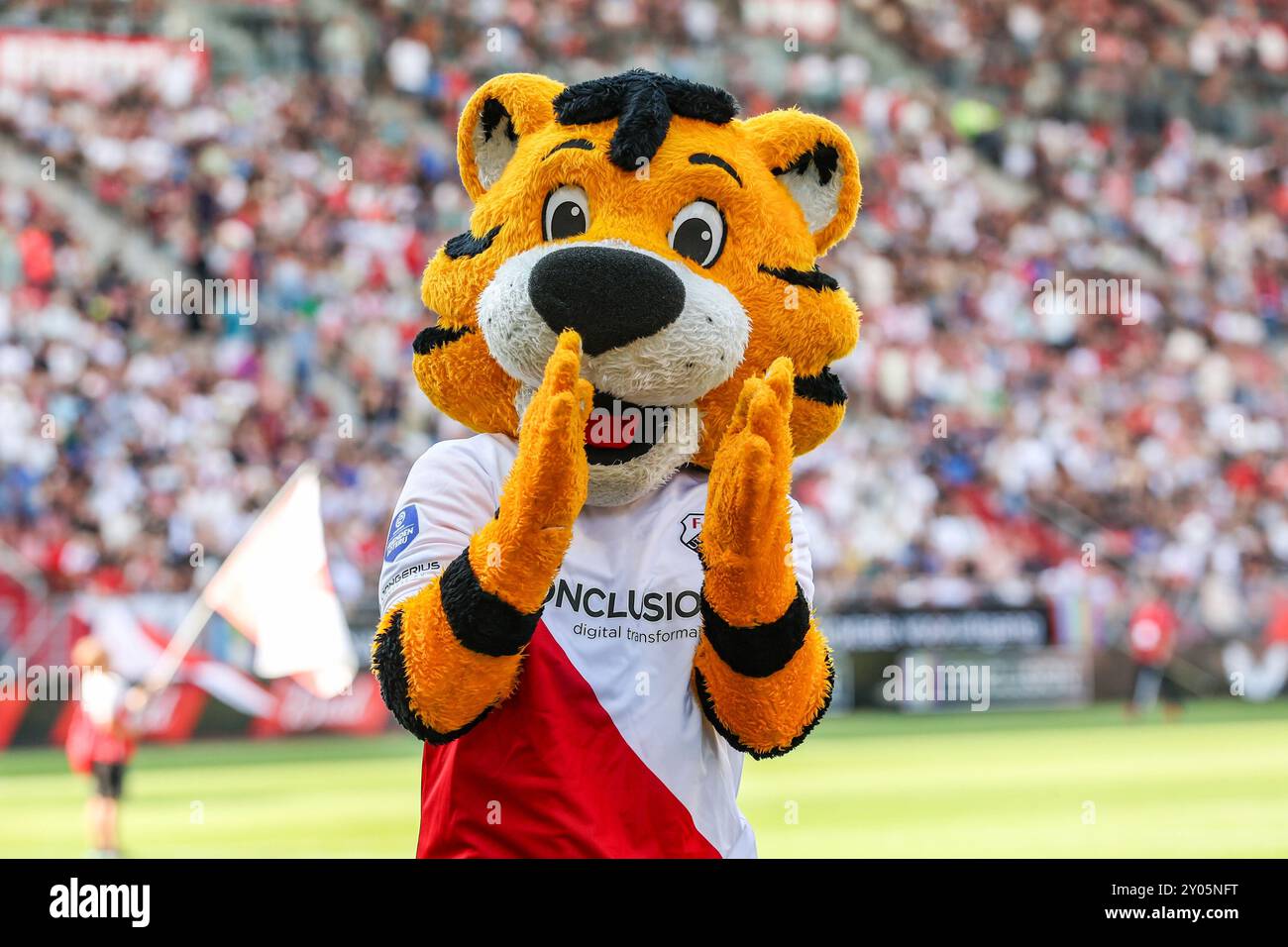 Utrecht, Paesi Bassi. 1 settembre 2024. UTRECHT, PAESI BASSI - 1 SETTEMBRE: Mascotte Tiger dell'FC Utrecht durante una partita olandese in Eredivisie tra FC Utrecht e FC Twente allo Stadion Galgenwaard il 1 settembre 2024 a Utrecht, Paesi Bassi. (Foto di Ben Gal/Orange Pictures) credito: dpa/Alamy Live News Foto Stock