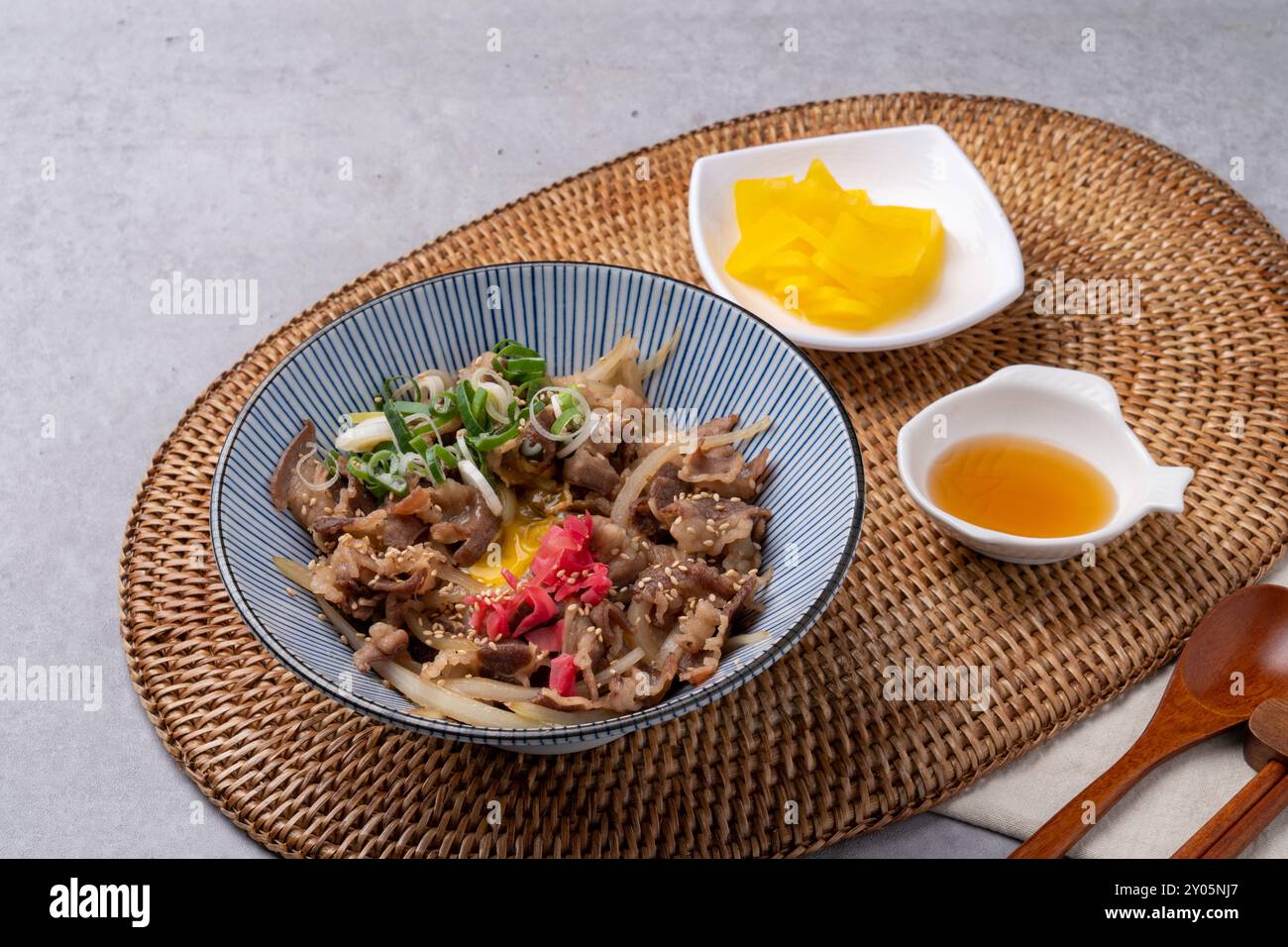 Cibo giapponese, salmone, donburi, gyudon, ramen, sushi, gamberi, pesce piatto, uova, ciambelle, contorni Foto Stock