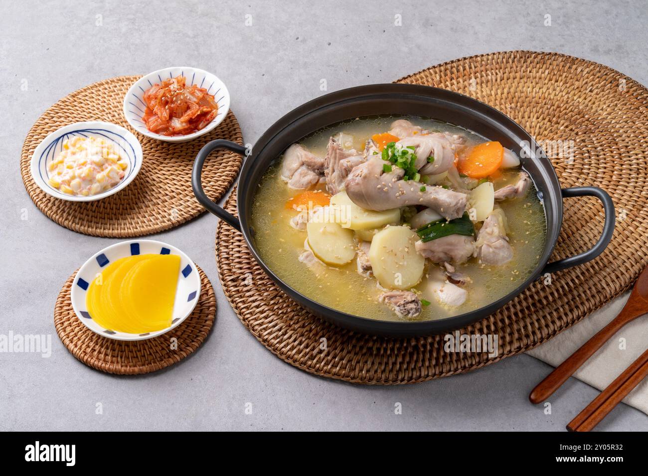 Pollo, stufato di pesce piccante, stufato di pollo piccante, zuppa limpida, uova al vapore, cucina coreana, contorni, patate, carote, kimchi, cipolle verdi Foto Stock