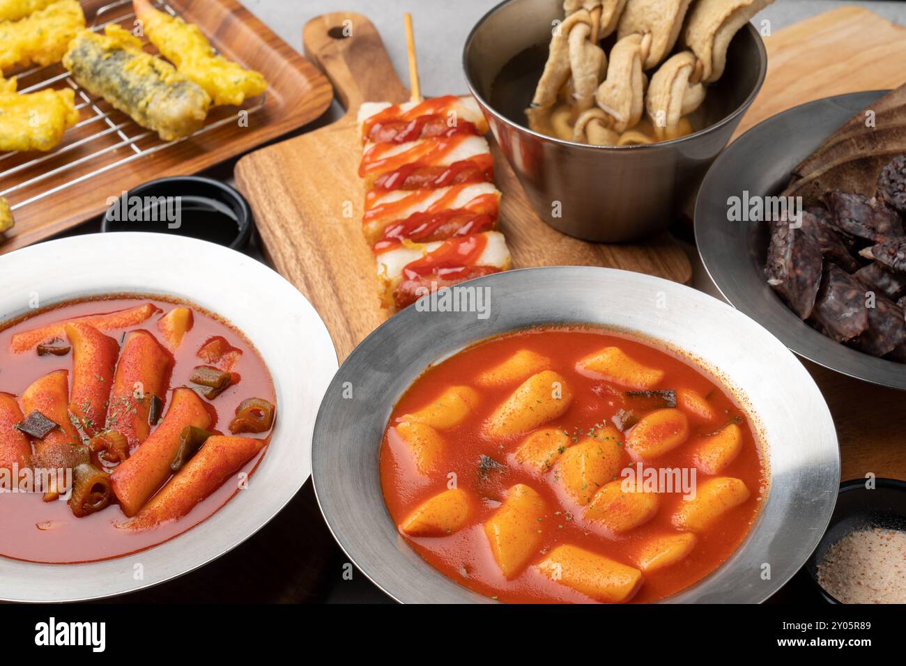 Soondae, cucina coreana, snack, torta di riso piccante, torta di riso fritta, zucca dolce, verdure, gamberetti, calamari, patate dolci, sotteok, pesce Foto Stock