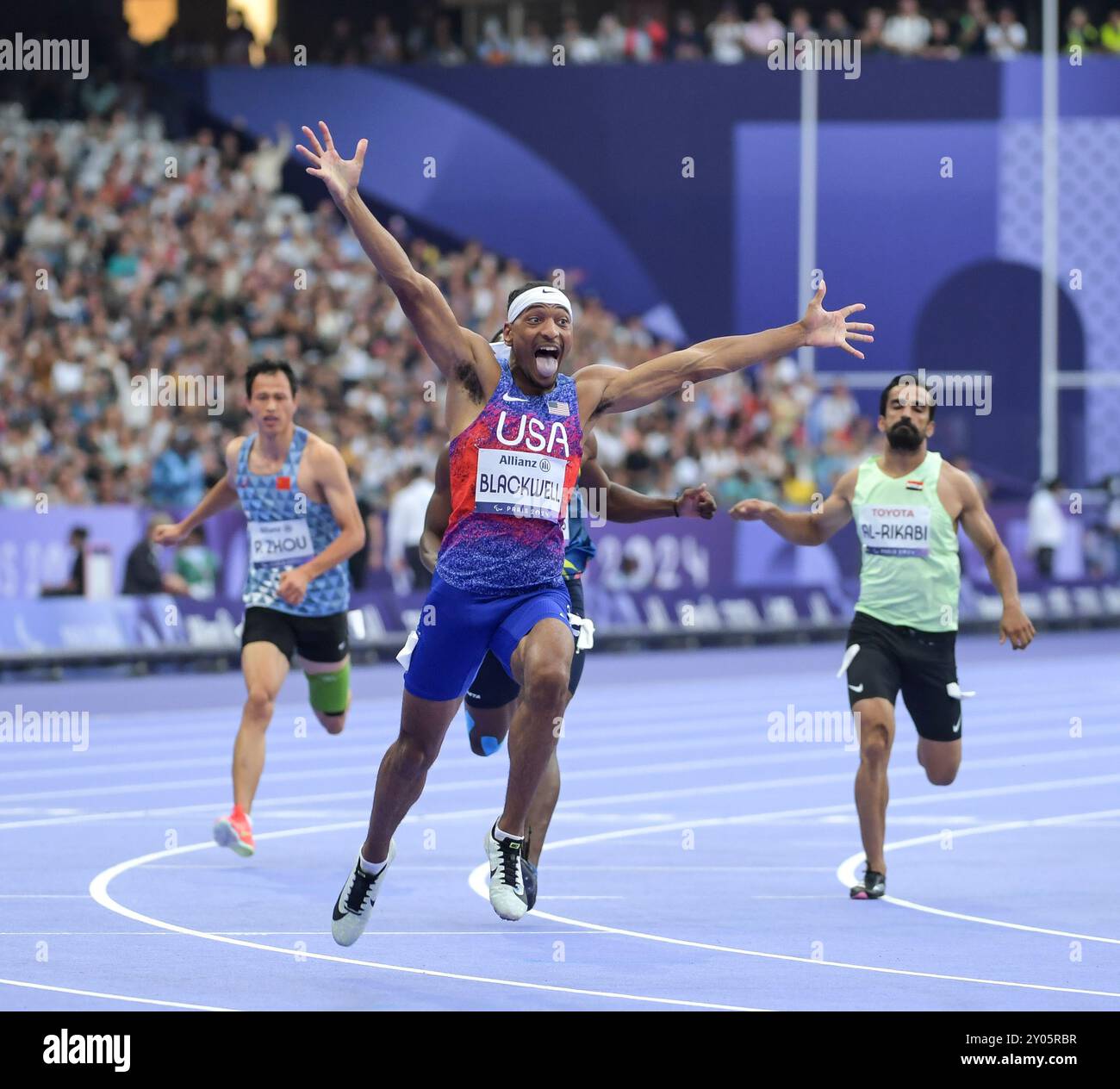 Jaydin Blackwell del Team United States celebra la vittoria della medaglia d'oro con il nuovo record del mondo dopo aver partecipato alla finale Para Athletics Men's 100m - T38 il terzo giorno dei Giochi Paralimpici estivi di Parigi 2024 allo Stade de France il 31 agosto 2024 a Parigi, Francia. Foto di Gary Mitchell Foto Stock