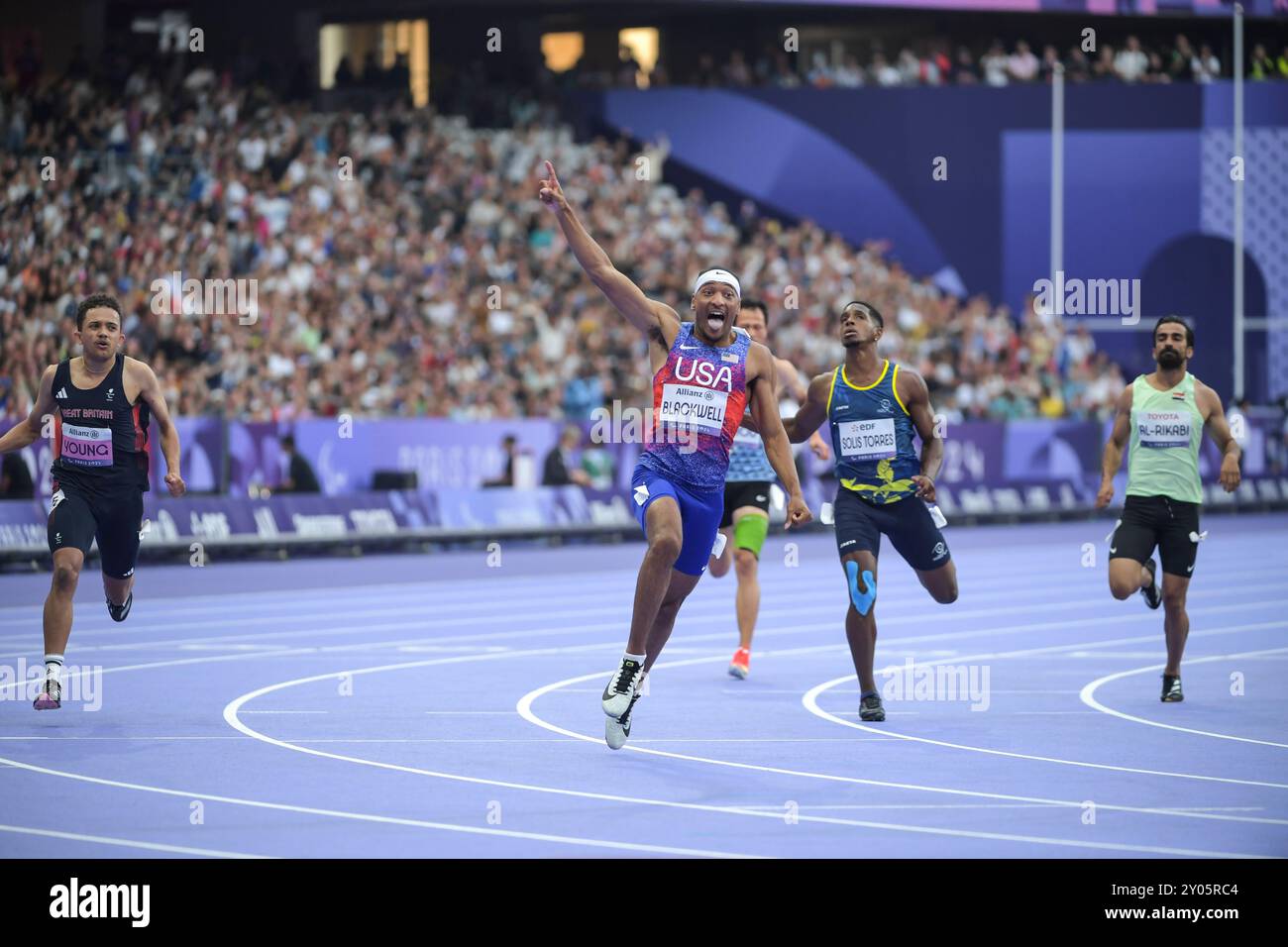 Jaydin Blackwell del Team United States celebra la vittoria della medaglia d'oro con il nuovo record del mondo dopo aver partecipato alla finale Para Athletics Men's 100m - T38 il terzo giorno dei Giochi Paralimpici estivi di Parigi 2024 allo Stade de France il 31 agosto 2024 a Parigi, Francia. Foto di Gary Mitchell Foto Stock