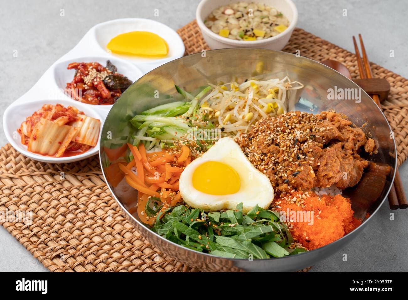 Gimbap, snack, salsa di soia gamberetti, bibimbap, bibimbap di maiale saltato in padella piccante, cibo coreano, verdure, verdure, vegan, contorni, cibo, verdure, m Foto Stock