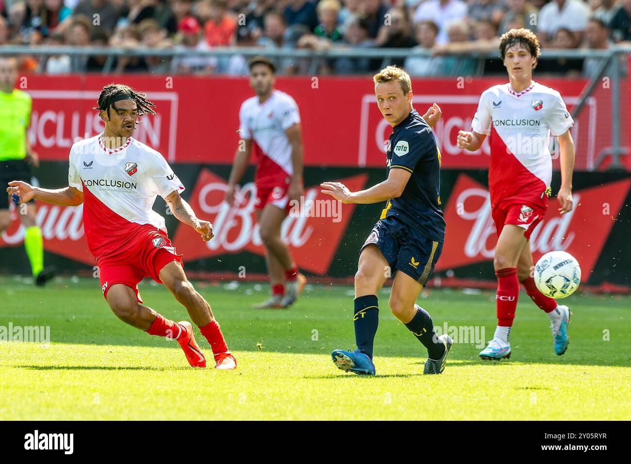 Utrecht, Paesi Bassi. 1 settembre 2024. UTRECHT, 01-09-2024, Stadion Galgenwaard, Stadio del FC Utrecht, stagione calcistica olandese Eredivisie 2024/2025. Utrecht - Twente. Il giocatore dell'Utrecht Alonzo Engwanda (L) e il giocatore del Twente Mathias Kjolo (C) durante la partita Utrecht - Twente. Crediti: Pro Shots/Alamy Live News Foto Stock