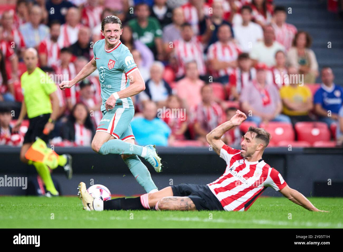 Conor Gallagher dell'Atletico de Madrid gareggiano per il pallone con Yeray Alvarez dell'Athletic Club durante il LaLiga EA Sports match tra Athletic Club Foto Stock