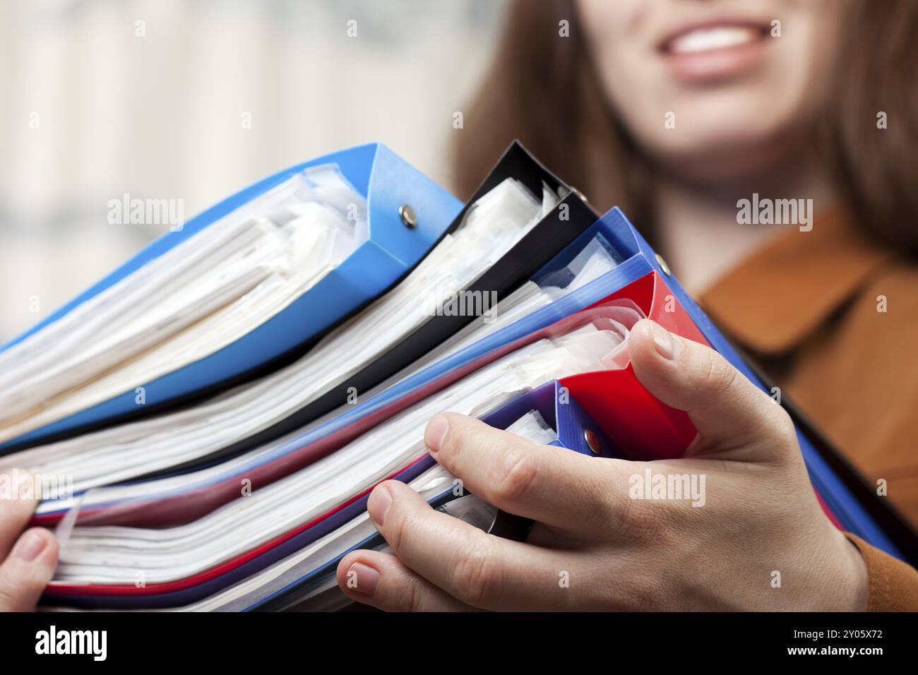 Documenti, mano umana che tiene documenti aziendali Foto Stock