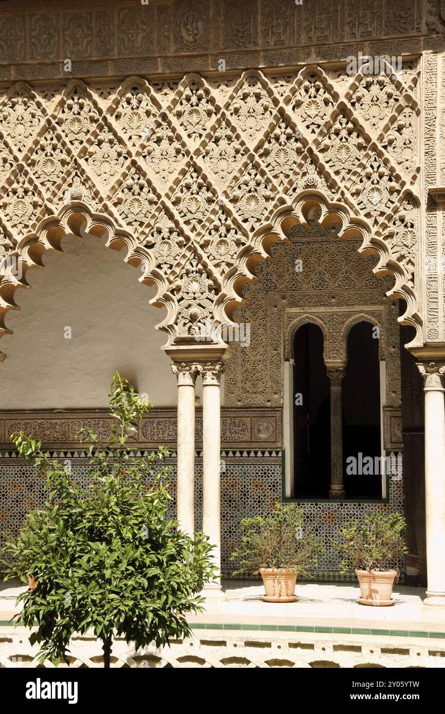 Decorazioni mudejar nel Patio de las Doncellas (cortile delle Dame) da Pietro il primo Palazzo nell'Alcazars reale (Reales Alcazares) di S. Foto Stock