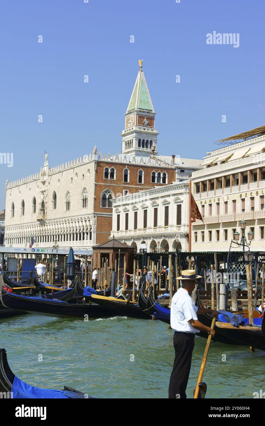 Venezia, Italia, 21 agosto 2012: Vista del Palazzo Ducale (Palazzo Ducale) e del Campanile di San Marco (Campanile di San Marco) dalla laguna. I turisti lo sono Foto Stock