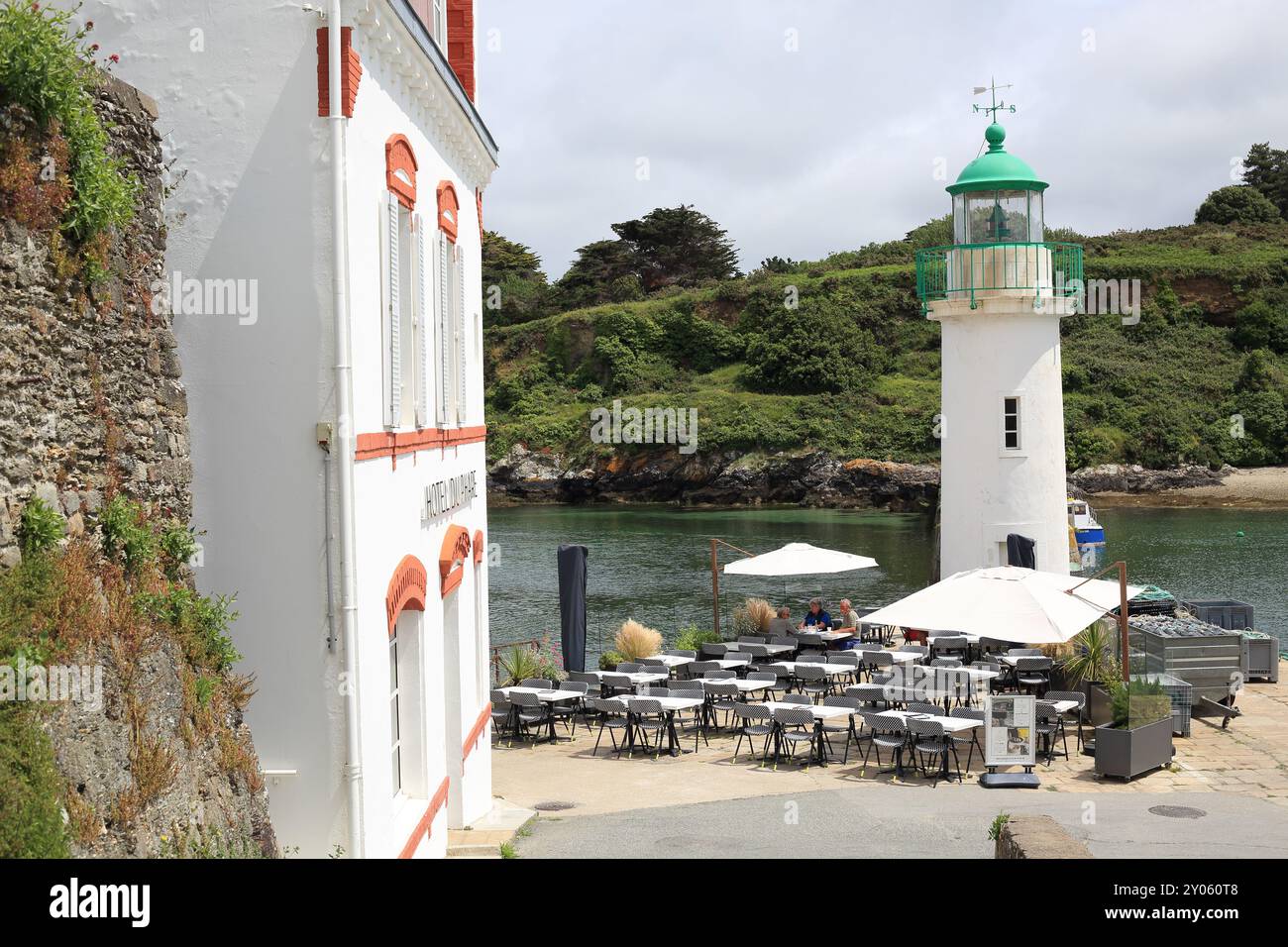 Vista dell'Hotel de Phare e del faro, Rue du Port, Sauzon, Belle Ile en Mer, Bretagna, Francia Foto Stock