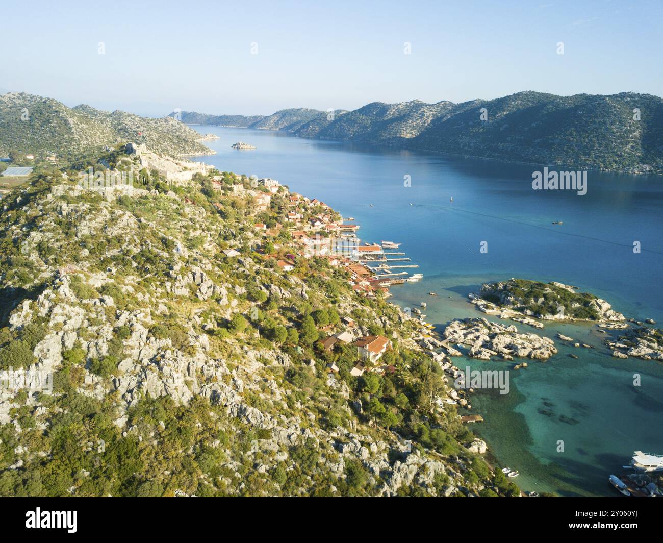 Vista aerea con drone dietro il villaggio di Kalekoy, castello con sfondo sull'isola di Kekova vicino a Demre, Turchia, Asia Foto Stock