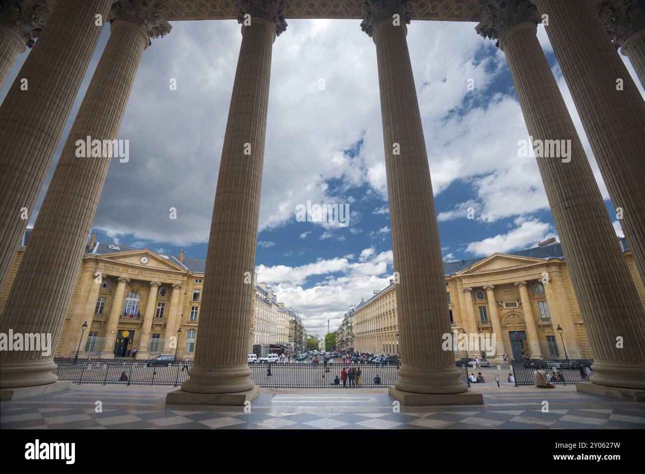 Le grandi colonne del Pantheon e i vicini edifici parigini sono viste dall'interno in modo unico e si affacciano sul punto di vista di Parigi, Francia, EUR Foto Stock