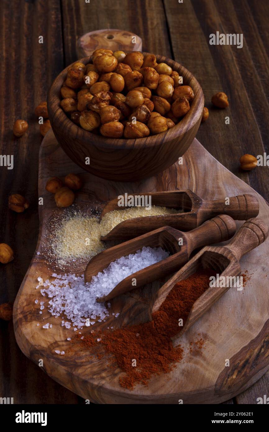 Ceci piccanti arrostiti con sale, aglio e paprika su fondo rustico Foto Stock