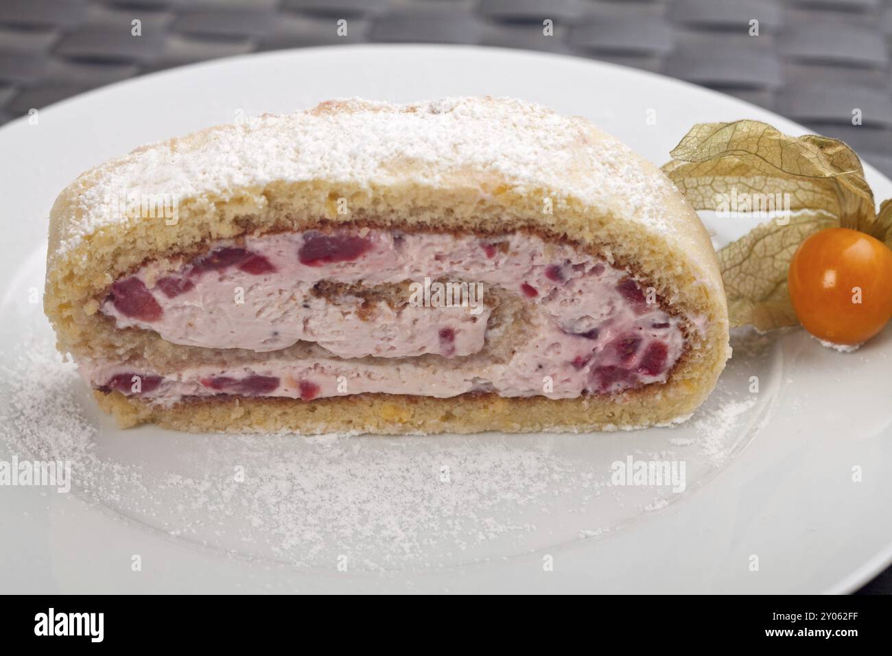 Fetta di una torta in gelatina su un piatto bianco Foto Stock