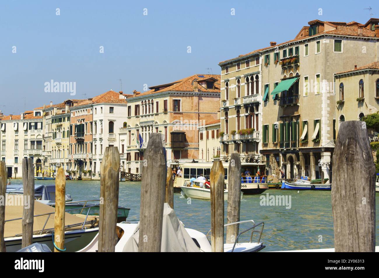 Venezia, Italia, 21 agosto 2012: Vecchie case lungo il Canal grande a Venezia. Alcuni turisti in traghetto per un tour panoramico in Europa Foto Stock