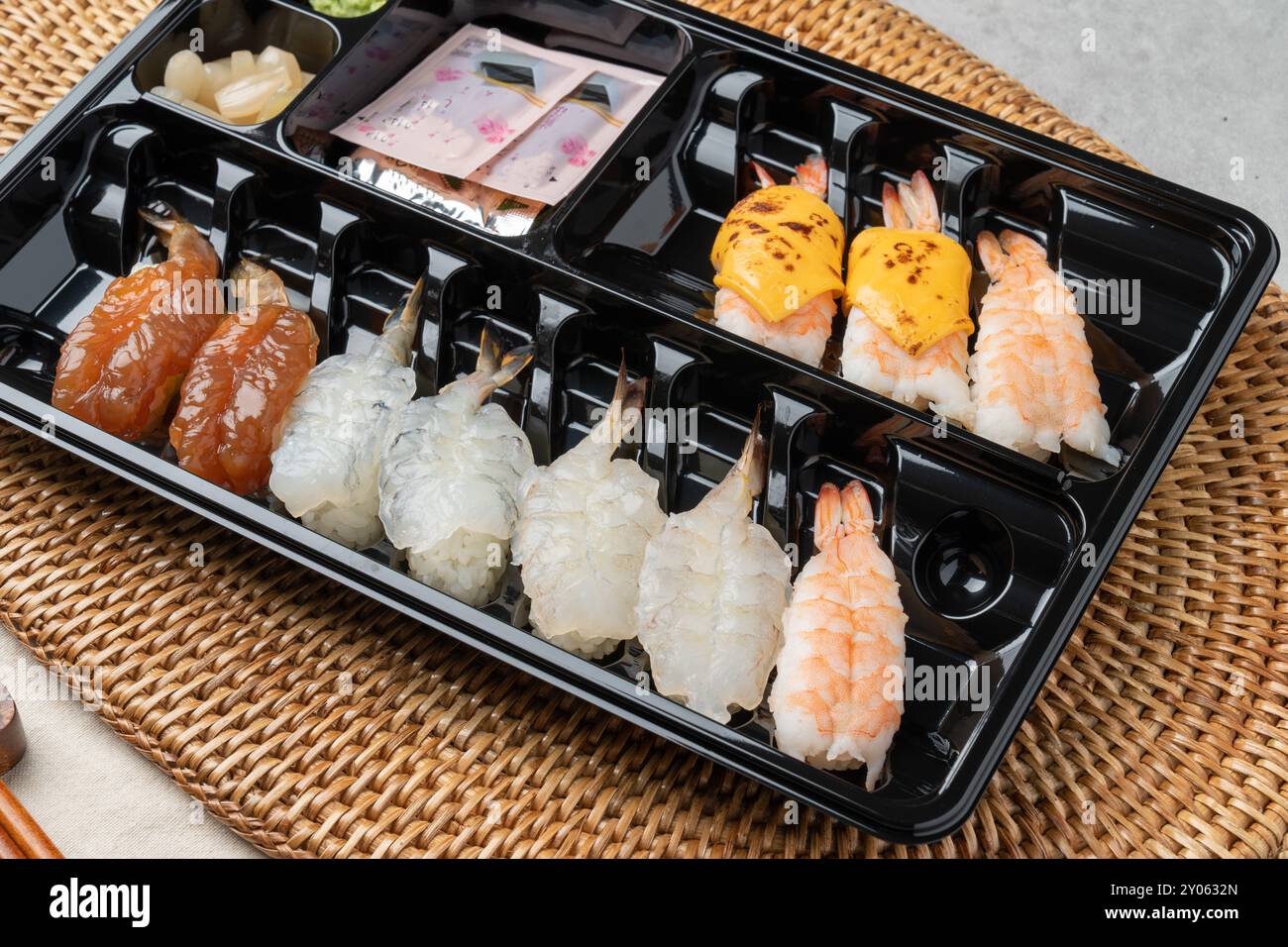 Giapponese, sushi, sashimi, pesce, anguille, gamberetti, pesce piatto, pesce rockfish, salmone, riso sashimi, salmone crudo, riso tofu fritto, salsa di soia, wasabi, involtino di uova, cipolla Foto Stock