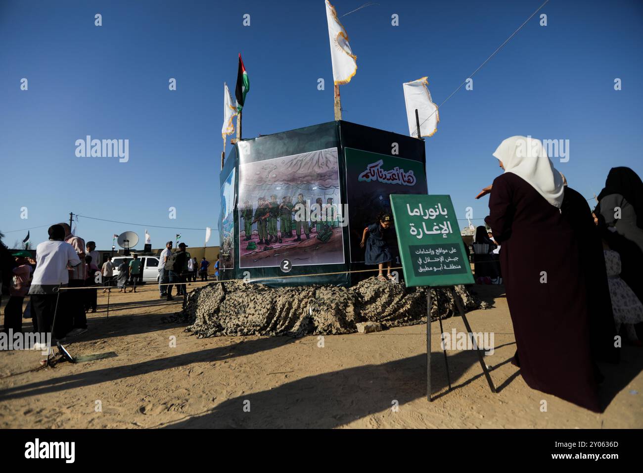 Gaza, Palestina. 19 luglio 2023. I palestinesi partecipano a una mostra di armi, missili e tunnel appartenenti all'ala militare di Hamas, nel campo di Maghazi nella Striscia centrale di Gaza. La mostra faceva parte della commemorazione del conflitto di 51 giorni del 2014 tra Israele e Gaza che ha causato enormi perdite umane, distruzione e devastazione nella Striscia di Gaza Foto Stock