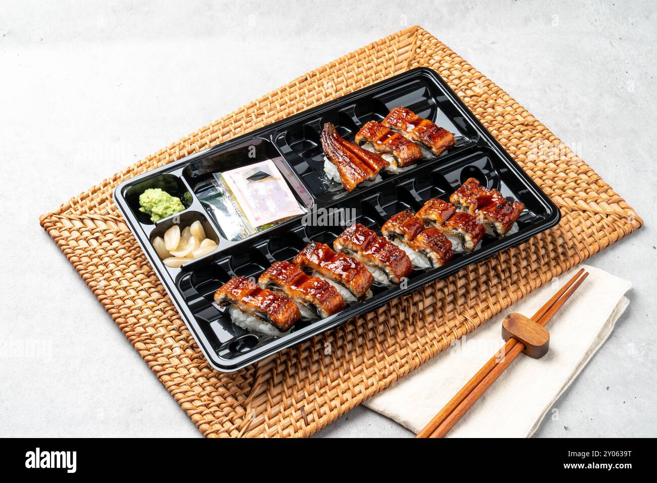 Giapponese, sushi, sashimi, pesce, anguille, gamberetti, pesce piatto, pesce rockfish, salmone, riso sashimi, salmone crudo, riso tofu fritto, salsa di soia, wasabi, involtino di uova, cipolla Foto Stock