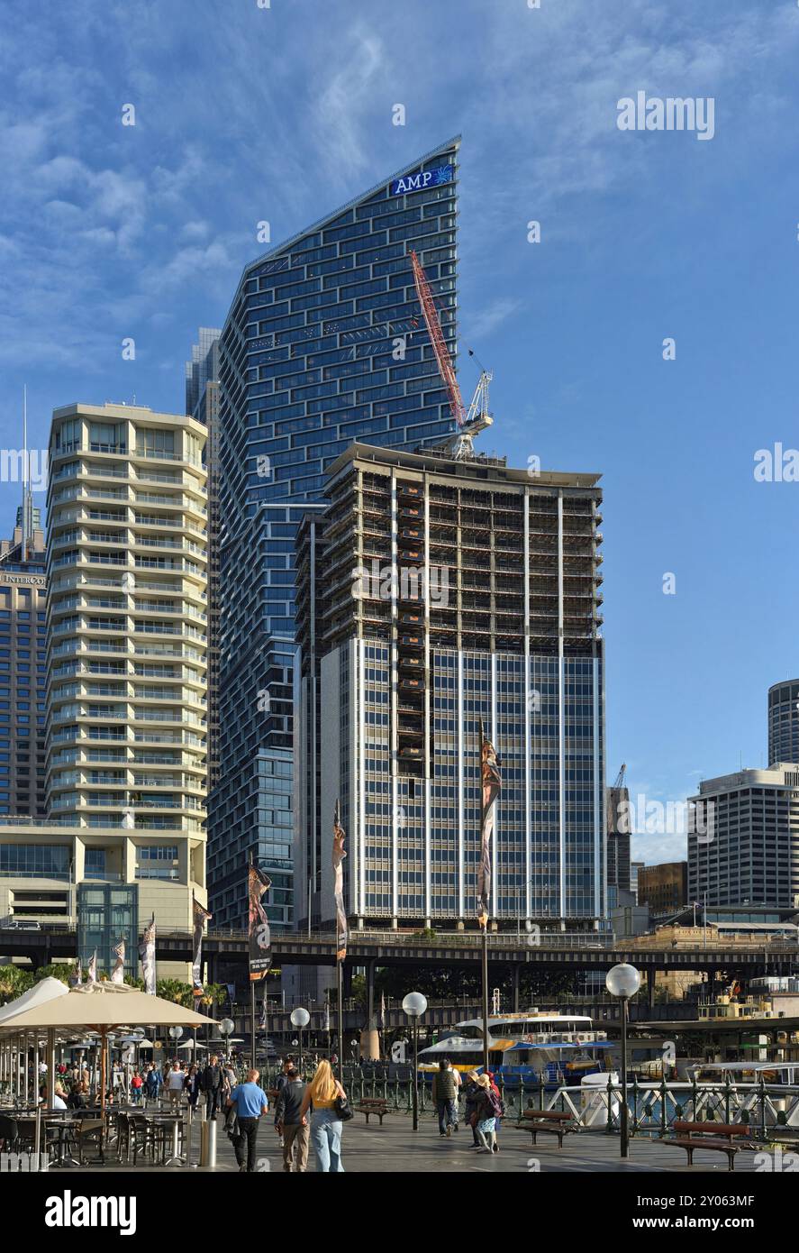 AMP presso Circular Quay, il nuovo edificio della Quay Quarter Tower, che torreggia oltre il 1962, sede centrale curva sul lungomare mostrata in uno stato parzialmente rinnovato Foto Stock