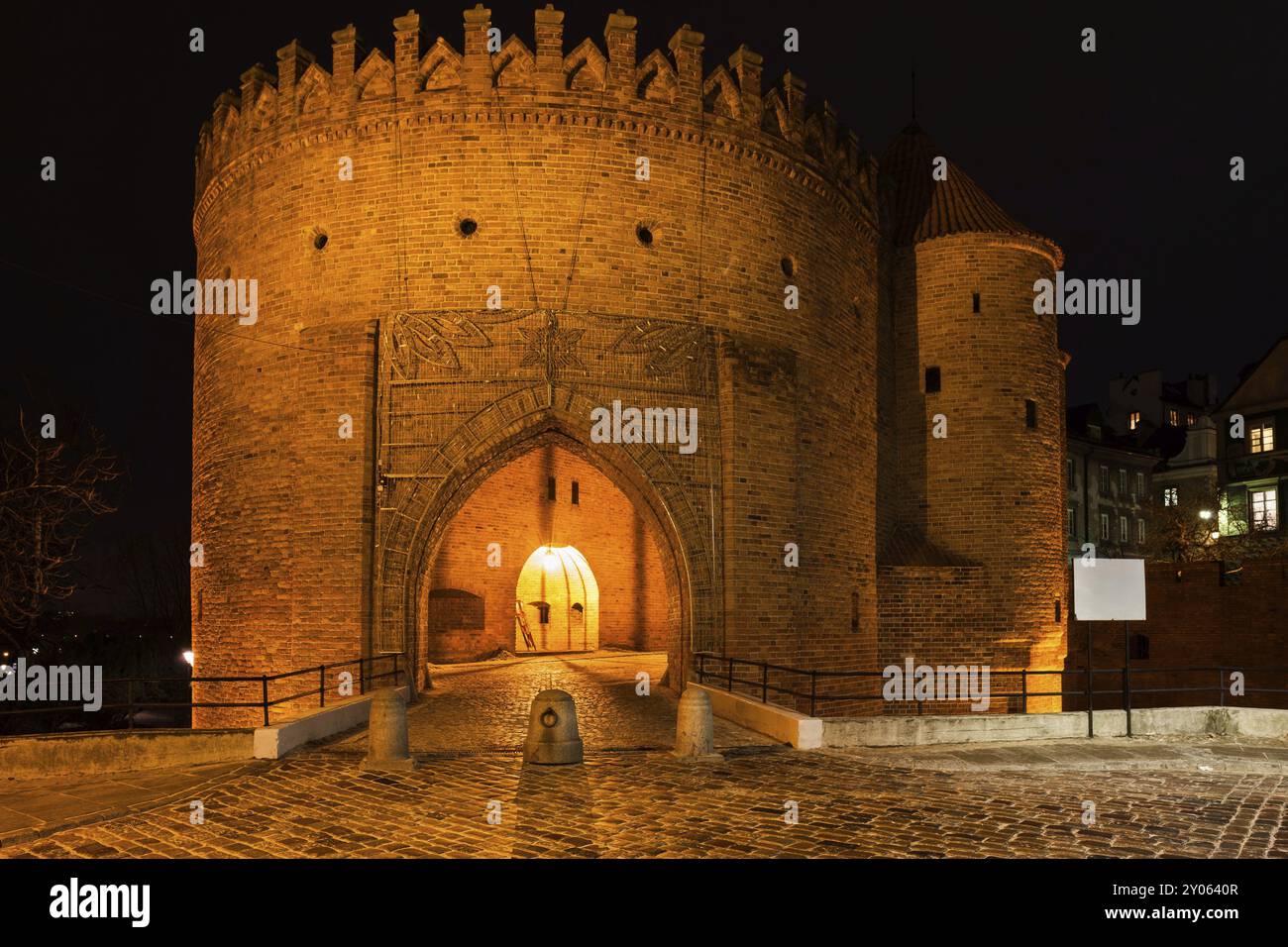 Varsavia Barbican di notte in Polonia, porta ad arco della città Vecchia, parte della fortificazione delle mura della città vecchia Foto Stock