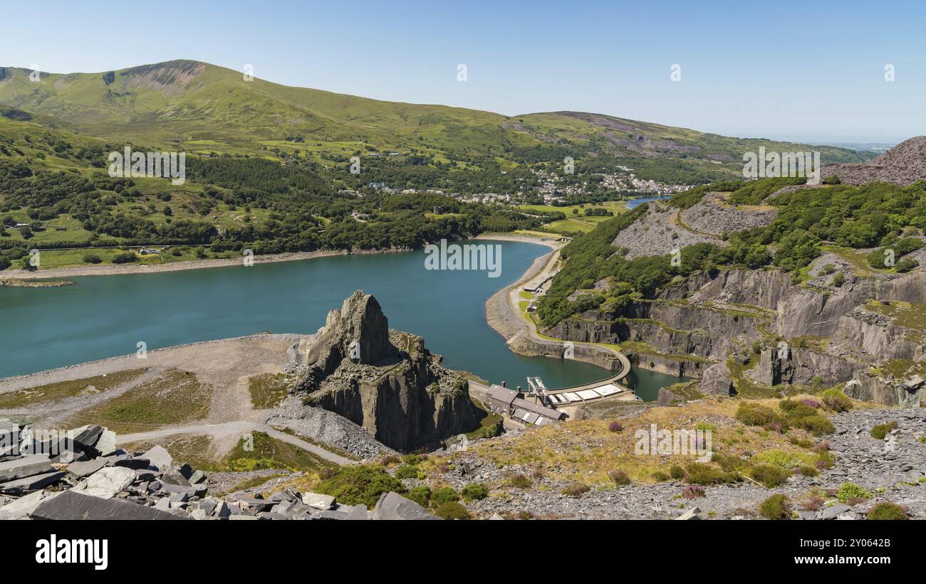 Vista da Dinorwic Quarry, Gwynedd, Galles, Regno Unito, con Llyn Peris, la centrale elettrica Dinorwig e Llanberis sullo sfondo Foto Stock