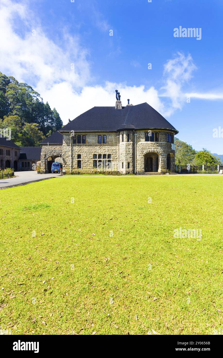 Casa principale in stile coloniale britannico presso il Monastero di Adisham Saint Benedict in una giornata di sole e cielo blu ad Haputale, Sri Lanka. Verticale Foto Stock